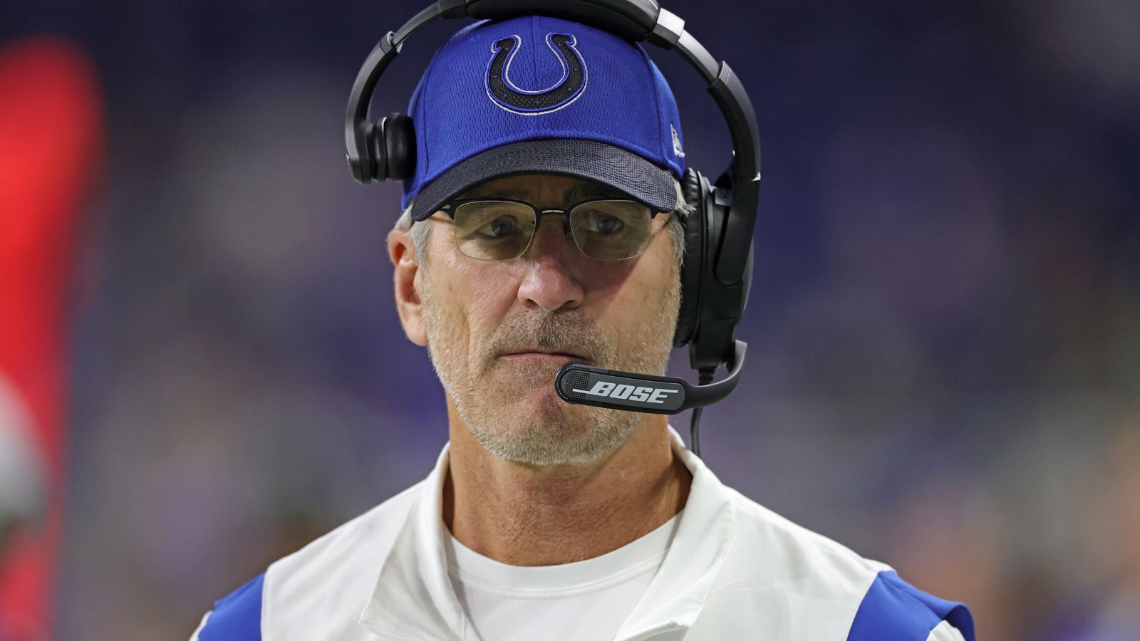 
                <strong>Frank Reich (Indianapolis Colts)</strong><br>
                Auch wenn die Indianapolis Colts noch ohne Sieg dastehen, ist der Job von Frank Reich noch nicht so gefährdet wie der vieler anderen Coaches auf dieser Liste. Quarterback Carson Wentz erlebte bei den Philadelphia Eagles seine beste Zeit. Offensive Coordinator damals: Reich. Für die Colts-Verantwortlichen war dies ein großer Aspekt bei der Verpflichtung ihres neuen Spielmachers. Sollte Reich es schaffen, dass der 28-Jährige wieder an alte Leistungen anknüpft, werden auch Siege folgen. Bleibt Wentz der verletzungsanfällige, inkonstante Quarterback der letzten Jahre, könnte die Kritik an Reich in seiner vierten Saison in Indy schnell lauter werden. 
              