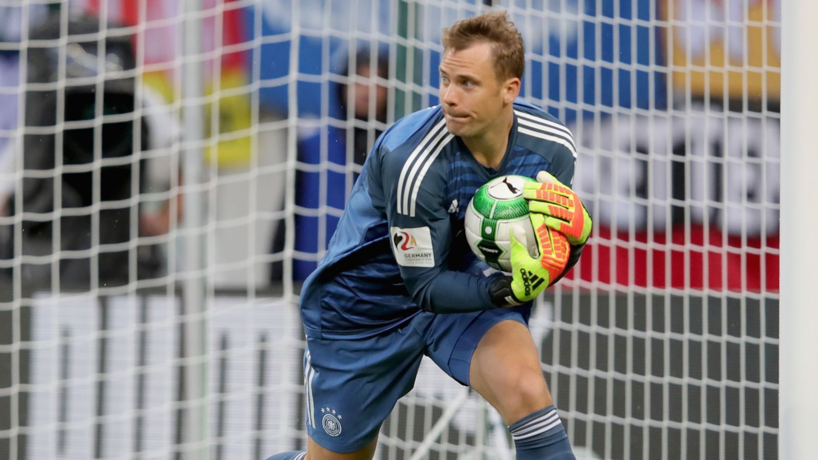 
                <strong>Manuel Neuer</strong><br>
                Manu is back! Das Testspiel gegen Österreich hat wohl ganz Fußballdeutschland aufatmen lassen - trotz der Niederlage. Der Grund: Manuel Neuer gab nach fast 300 Tagen Verletzungspause sein Comeback - und was für eines! Wie der FCB-Keeper in die Ecken abtauchte und die ein oder andere Situation entschärfte, erinnerte schon wieder sehr an den alten Neuer. Neben dem Sportlichen gaben auch die Ärzte ihr endgültiges Okay für die WM. Noch ein paar Tage Training und dem Einsatz des weltbesten Torhüter gegen Mexiko steht nichts mehr im Weg.
              