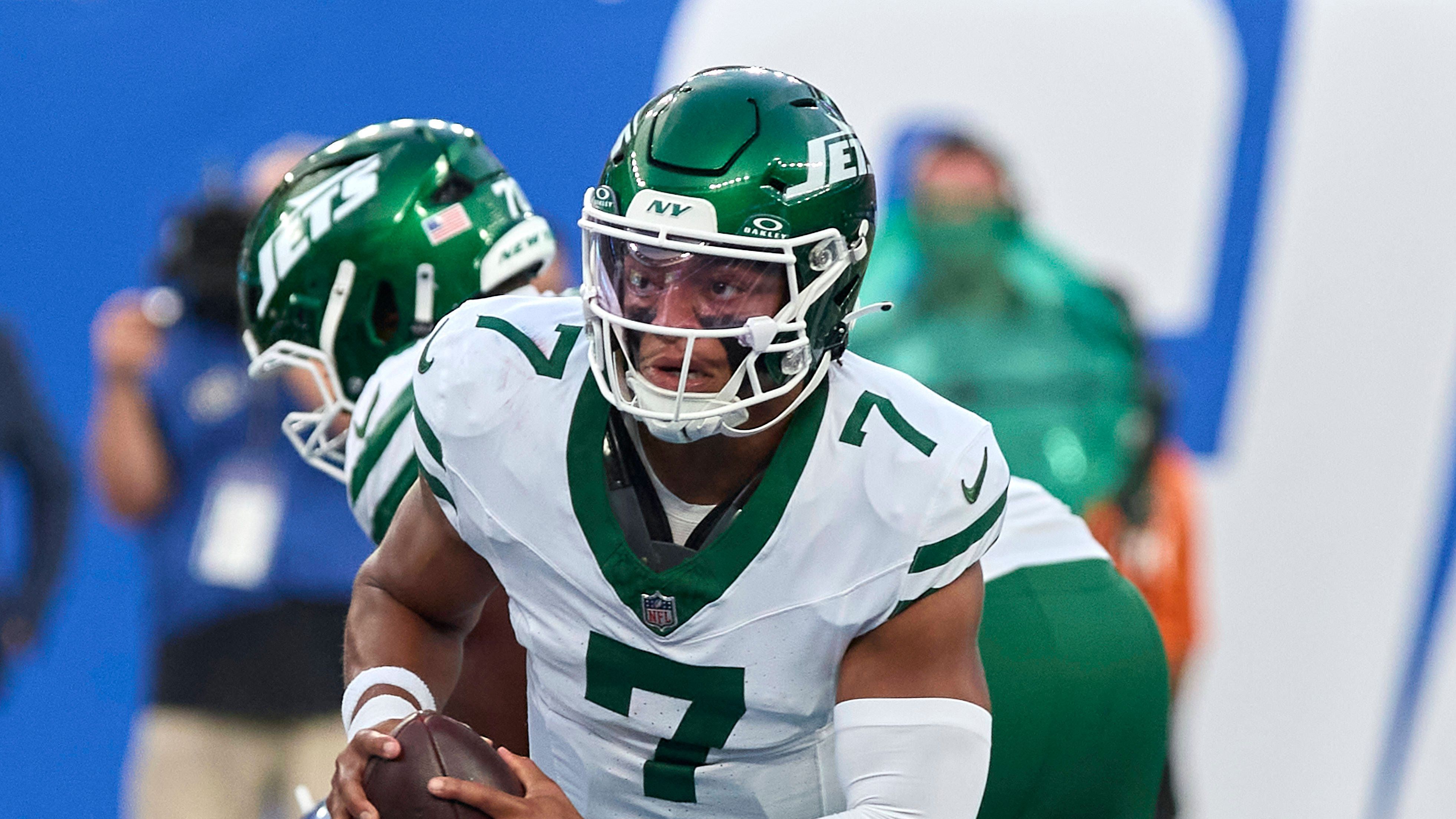 <strong>Platz 25: Justin Fields (New York Jets)</strong><br>Die Wiederauferstehung des Justin Fields! Bei den Jets ist er wieder der gesetzte Starter. Sein Potenzial flammte immer wieder auf, seine großen Probleme im Passspiel allerdings auch. Dass er für Highlight-Plays gut ist, steht außer Frage. Doch wie hoch ist sein Potenzial als reiner Passer?