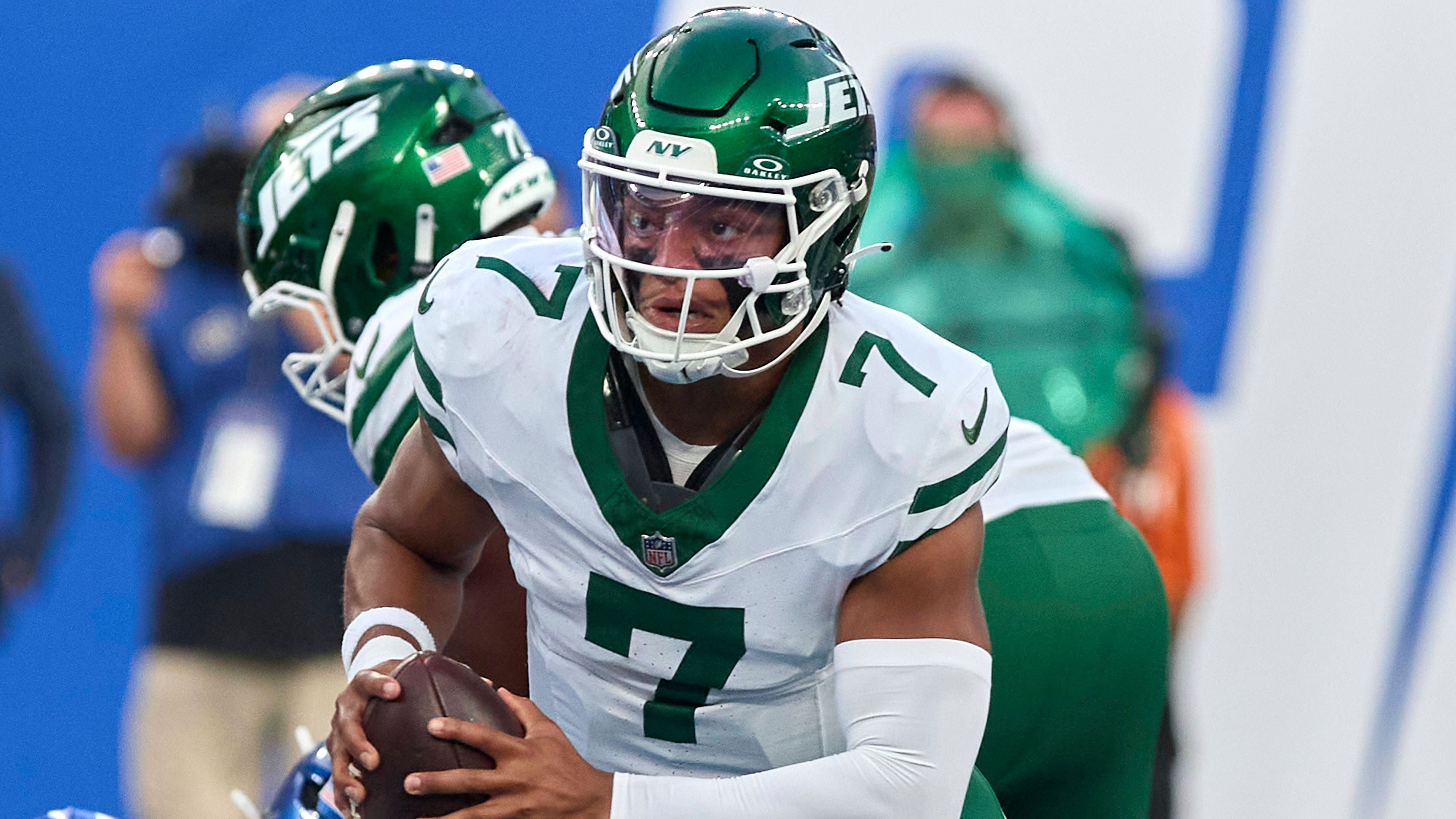 <strong>Quarterback: Justin Fields (New York Jets)</strong><br>Quarterbacks in Fantasy sind ein spezielles Thema. Natürlich ist ein passstarker Quarterback auch gut für Fantasy, aber noch wichtiger sind jene, die Einfluss über das Laufspiel haben. Justin Fields gehört auf jeden Fall dazu. Er wird keine 30 Touchdowns werfen, aber Yards und Scores am Boden machen. Den Jets-Fans wird das nicht genügen, Fields' Fantasy-Besitzern aber schon.