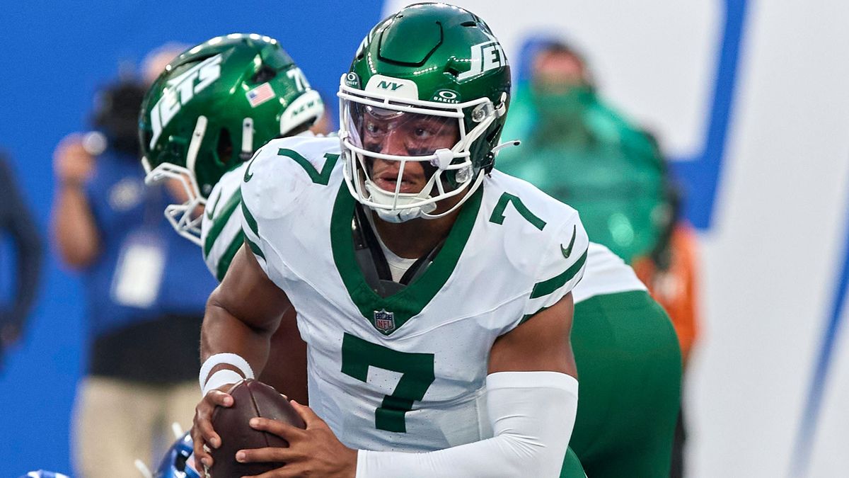 New York Jets quarterback Justin Fields (7) scrambles during a preseason game against the New York Giants at MetLife Stadium in East Rutherford, New Jersey. CSM East Rutherford United States - ZUMA...