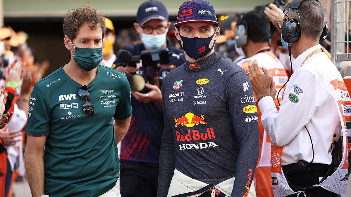 Sebastian Vettel als Ferrari-Fahrer mit Max Verstappen in Red-Bull-Kleidung (Archiv)