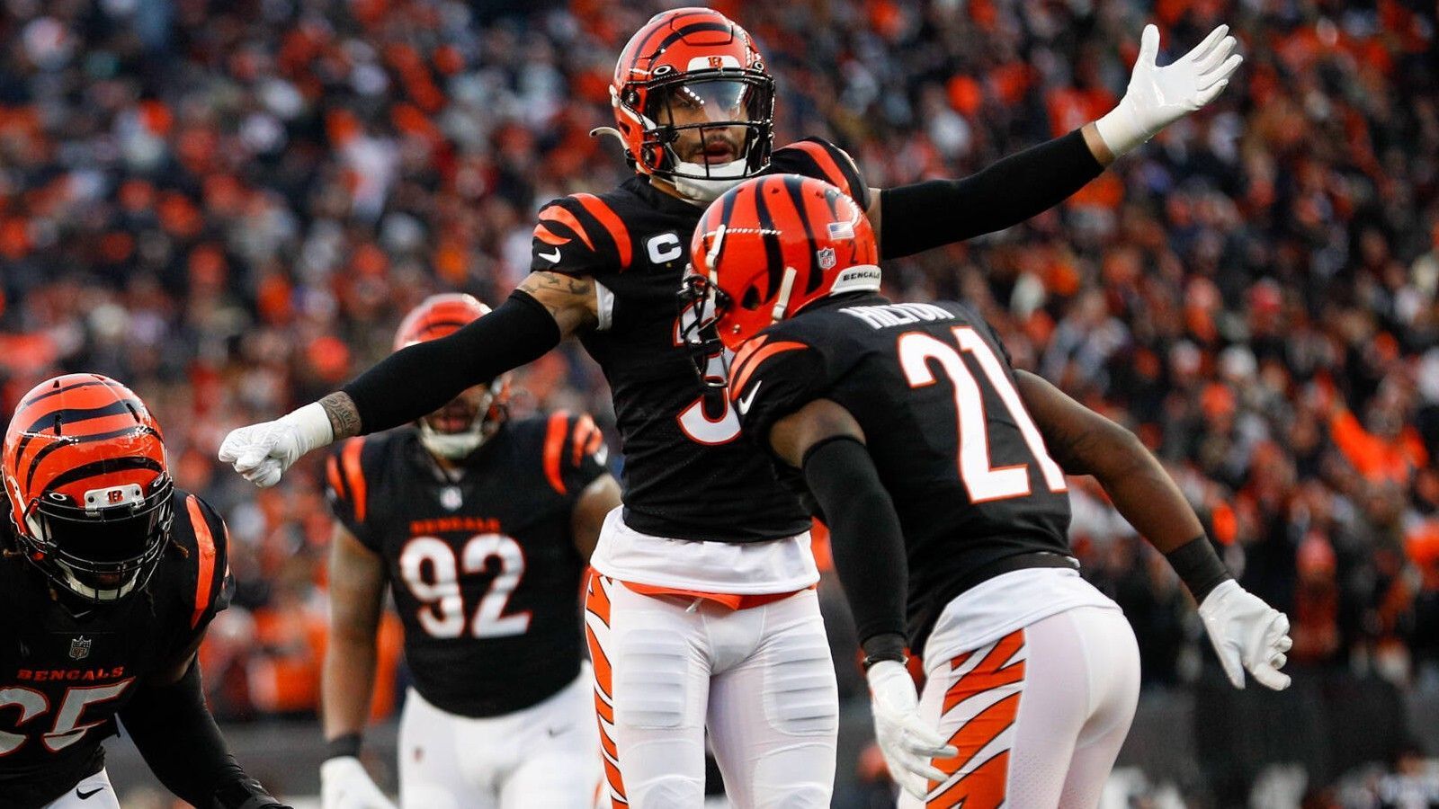 
                <strong>Bengals in Sachen Trikotfarbe nicht abergläubisch</strong><br>
                Die Bengals werden beim Super Bowl als Heimteam geführt. Dementsprechend hatten sie auch das Erstwahlreicht bei der Farbe ihrer Trikots. Entschieden hat sich die Franchise rund um Quarterback Joe Burrow für schwarze Jerseys und weiße Hosen. Die Los Angeles Rams werden dagegen in weißen Trikots und gelben Hosen das Spielfeld betreten. Abergläubisch können die Bengals in jedem Fall nicht sein. 14 der vergangenen 17 Super Bowls wurden von Franchises gewonnen, die weiße Trikots trugen.
              