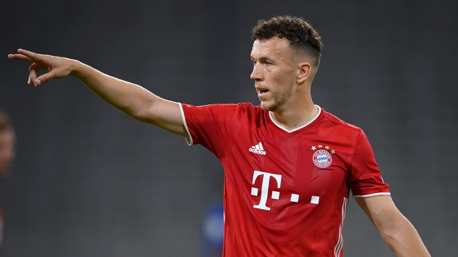 
                <strong>Ivan Perisic</strong><br>
                Dem Vernehmen nach ging dieses Leihgeschäft ausschließlich über den Schreibtisch von Ex-Bayern-Boss Karl-Heinz Rummenigge. Perisic kam 2019 auf Leihbasis für eine Gebühr von fünf Millionen Euro von Inter Mailand. Ein guter Deal, den sich Brazzo aber nicht auf die Fahne schreiben kann. 
              