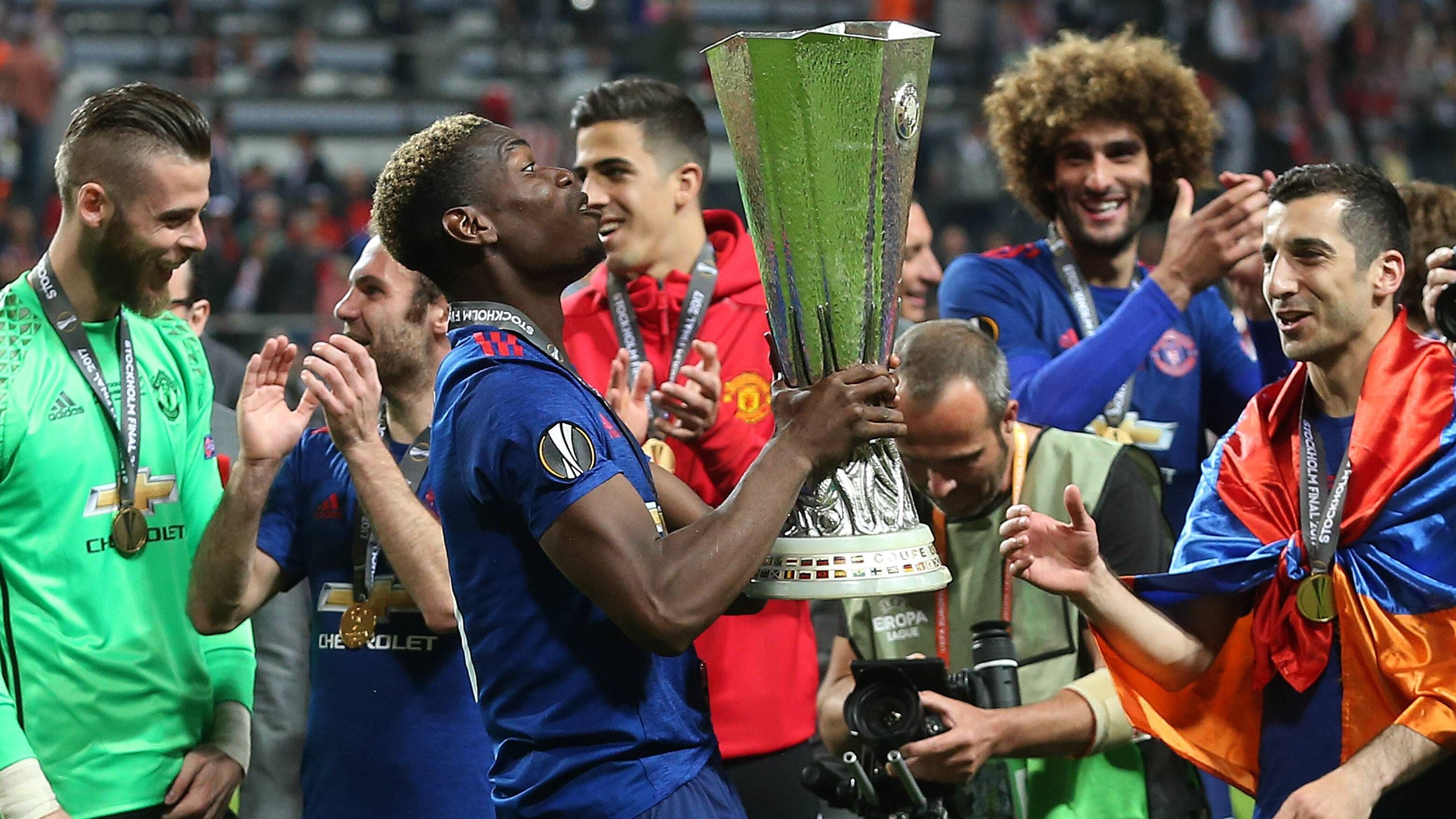 <strong>Die Europacup-Sieger seit 1990: Manchester United (2016/2017)</strong><br>Paul Pogba und Henrikh Mkhitaryan hießen die Helden von Manchester United beim EL-Sieg 2017. Mit 2:0 schlug die Truppe von Trainer Jose Mourinho das blutjunge Ajax Amsterdam (Durchschnittsalter der Startelf: 22 Jahre und 282 Tage) um die aufstrebenden Matthijs de Ligt, Andre Onana und Kasper Dolberg.