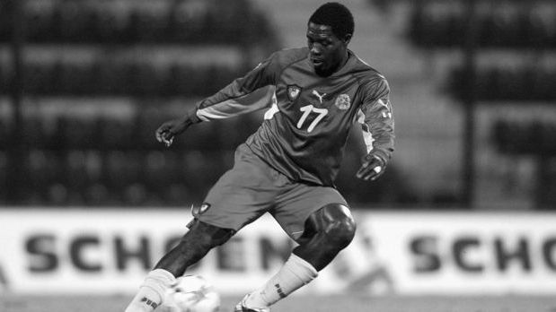 <strong>Marc-Vivien Foe</strong><br>
                Vor laufenden Kameras brach der kamerunische Nationalspieler Marc-Vivien Foe im Juni 2003 während des Halbfinals des Confed-Cups in Lyon gegen Kolumbien zusammen und starb anschließend. Die Todesursache war plötzliches Herzversagen. Der 28-jährige Foe wurde in diesem Spiel vom deutschen Trainer Winfried Schäfer gecoacht, der von 2001 bis 2004 Nationaltrainer Kameruns war.