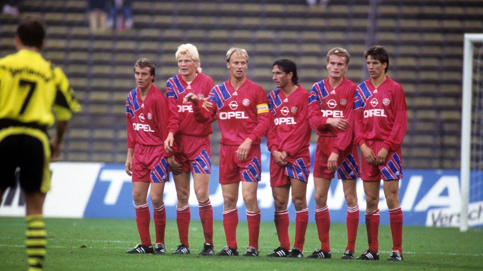 
                <strong>Bundesliga 1991/92 </strong><br>
                Unter Trainer Sören Lerby gehen die Münchener in der Saison 1991/92 im heimischen Olympiastadion mit 0:3 gegen den BVB baden. Michael Rummenigge, Flemming Povlsen und Markus Münch per Eigentor treffen für den BVB. Damals noch in der Bundesliga vertreten: Die SG Wattenscheid, Hansa Rostock und die Stuttgarter Kickers.
              