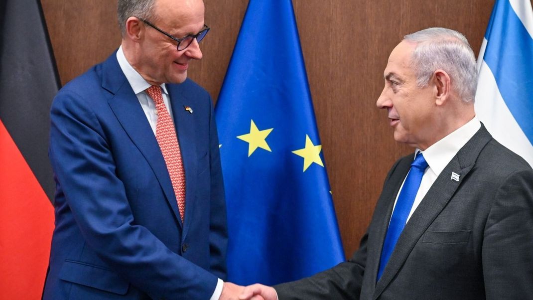Israel, Jerusalem: Friedrich Merz (CDU,l), Unionsfraktions- und CDU-Chef, trifft während seiner Israel-Reise Benjamin Netanjahu, Ministerpräsident von Israel. 