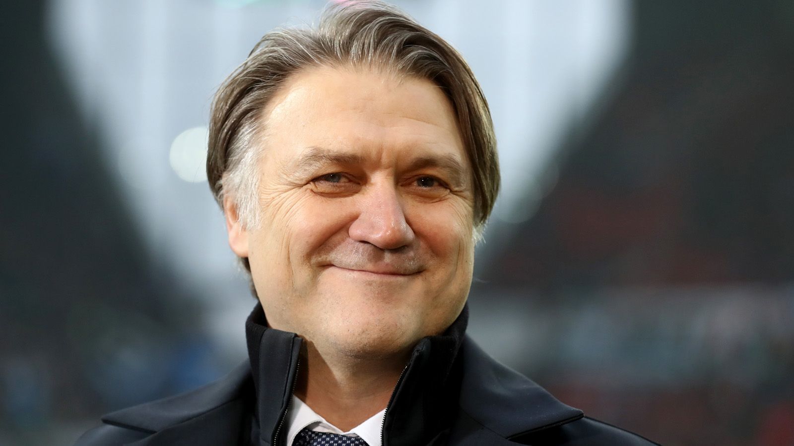 
                <strong>Dietmar Beiersdorfer (vereinslos)</strong><br>
                Sollte Krösche daher auch einer möglichen Anfrage aus Hannover widerstehen, käme wohl Ex-HSV-Boss Dietmar Beiersdorfer für den Job als Sportchef in Frage. Anfang des Jahres bestätigte Kind schon einmal ein Treffen mit Beiersdorfer, damals soll man sich aber nur locker über die sportliche Situation unterhalten haben. Beiersdorfer war zuletzt in Hamburg tätig, war dort bis Ende 2016 Vorstandsvorsitzender und Direktor Profifußball. Mit schwierigen Aufgaben kennt er sich also aus.
              