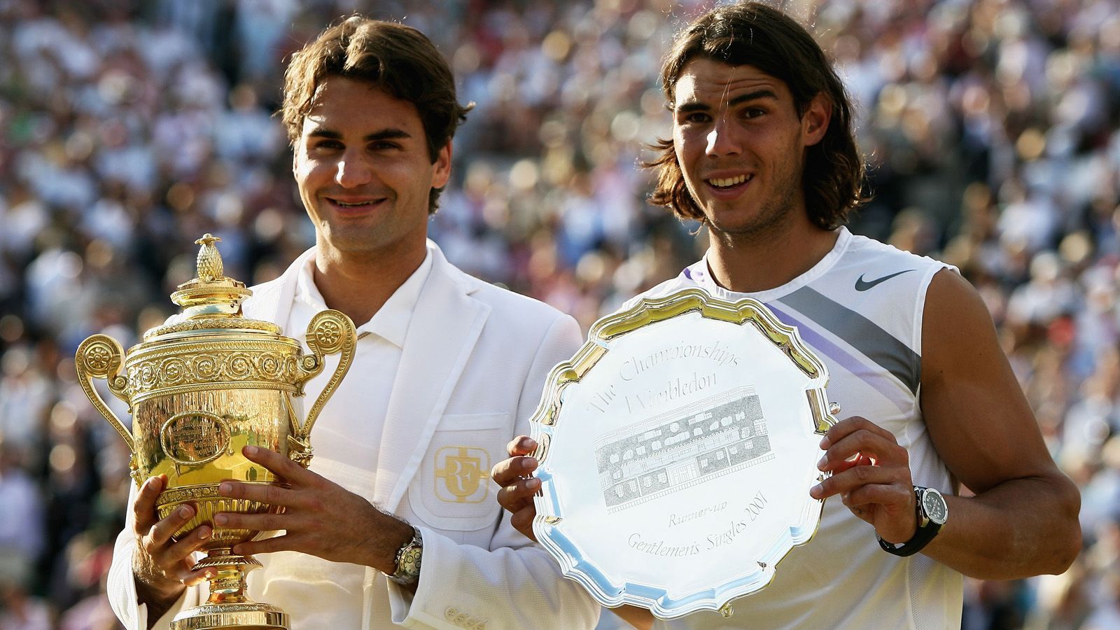 
                <strong>2007: Finale von Wimbeldon</strong><br>
                In der Folge sind beide das Maß aller Dinge im Tennis. 2006 und 2007 sichern sich Federer und Nadal alle Grand-Slam-Titel. Das Highlight dabei ereignet sich im "All England Club". In einem packenden Match siegt Federer in fünf Sätzen und holt sich einen fünften Triumph beim Rasenturnier von London.
              