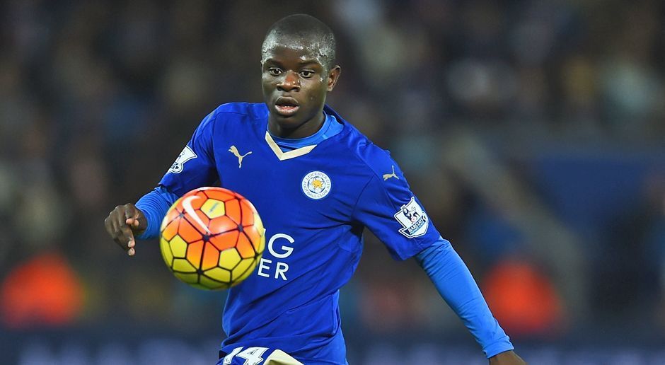 
                <strong>N'Golo Kante (Zugang FC Chelsea)</strong><br>
                N'Golo Kante (Zugang FC Chelsea). Die "Blues" haben den Poker um N'Golo Kante gewonnen. Der 25-Jährige verlässt den englischen Überraschungs-Meister Leicester City und schließt sich dem FC Chelsea an. "Ich bin so glücklich, bei einem der größten Vereine Europas unterschrieben zu haben. Für mich wird ein Traum wahr", erklärt Kante, der einen Fünfjahresvertrag in London bekommt. Über die Ablösesumme wurde Stillschweigen vereinbart. Kante ist nach Michy Batshuayi die zweite Verpflichtung von Chelsea unter Neu-Trainer Antonio Conte. 
              