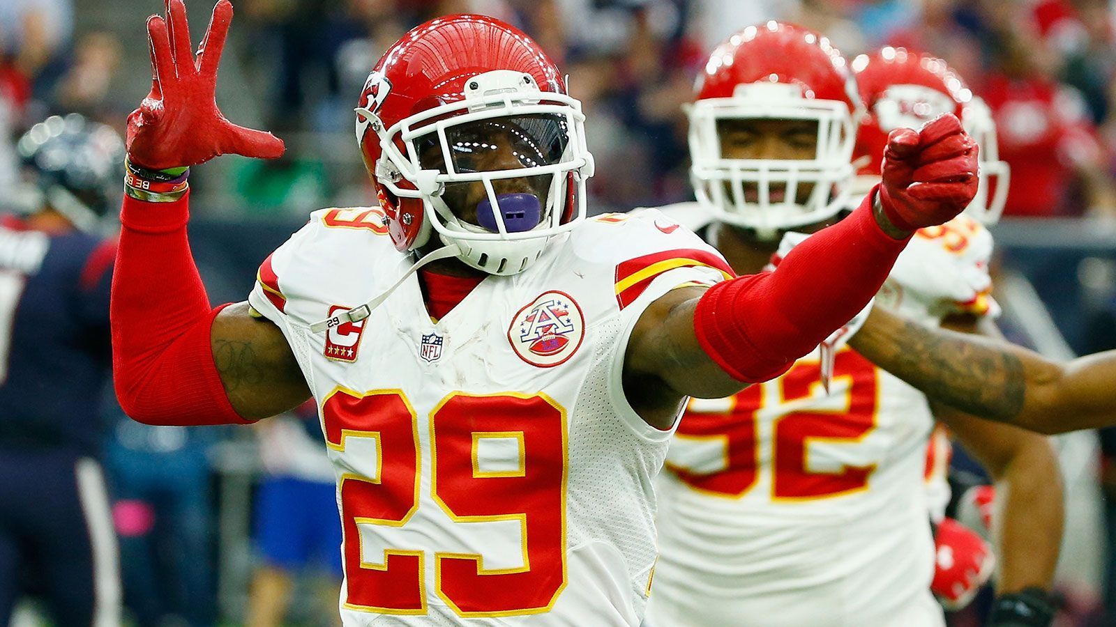 
                <strong>Eric Berry (Kannsas City Chiefs)</strong><br>
                Berry gewann bereits 2015 den Award für den NFL Comeback Player of the Year. Im Feburar 2017 unterschrieb er bei den Chiefs den höchstdotierten Vertrag aller Safeties der Liga und verpasste dann die Saison nach einem Achillessehnenriss. Da Berry jetzt erst wieder langsam ins Training einsteigt, wird er dieses Jahr keine Chance auf die Auszeichnung haben.
              