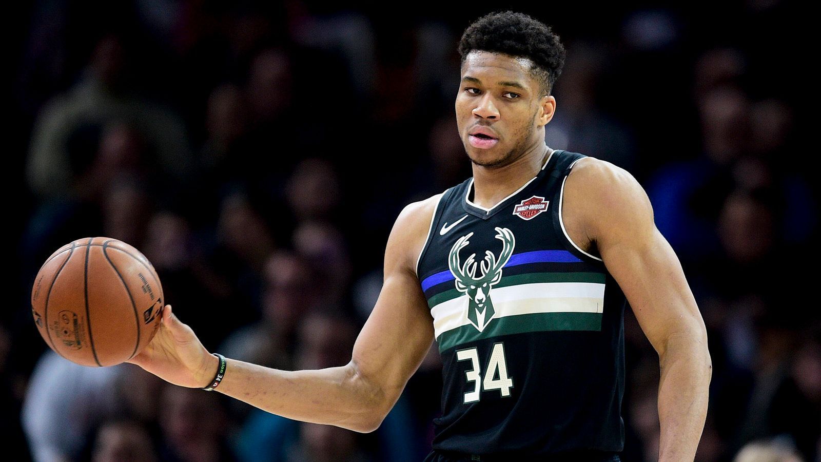 
                <strong>Osten: Milwaukee Bucks</strong><br>
                Die Milwaukee Bucks haben den Osten dominiert, stehen mit sieben Siegen Vorsprung auf Platz 1 der Conference und gelten als sicherer Kandidat für die Finals. Einer der Gründe dafür ist Giannis Antetokounmpo, der momentan vielleicht beste Spieler der NBA. Pro Spiel kommt der Grieche auf einen Durchschnitt von 29,6 Punkten und 13,7 Rebounds – beides sind die jeweils drittbesten Werte der Liga.
              