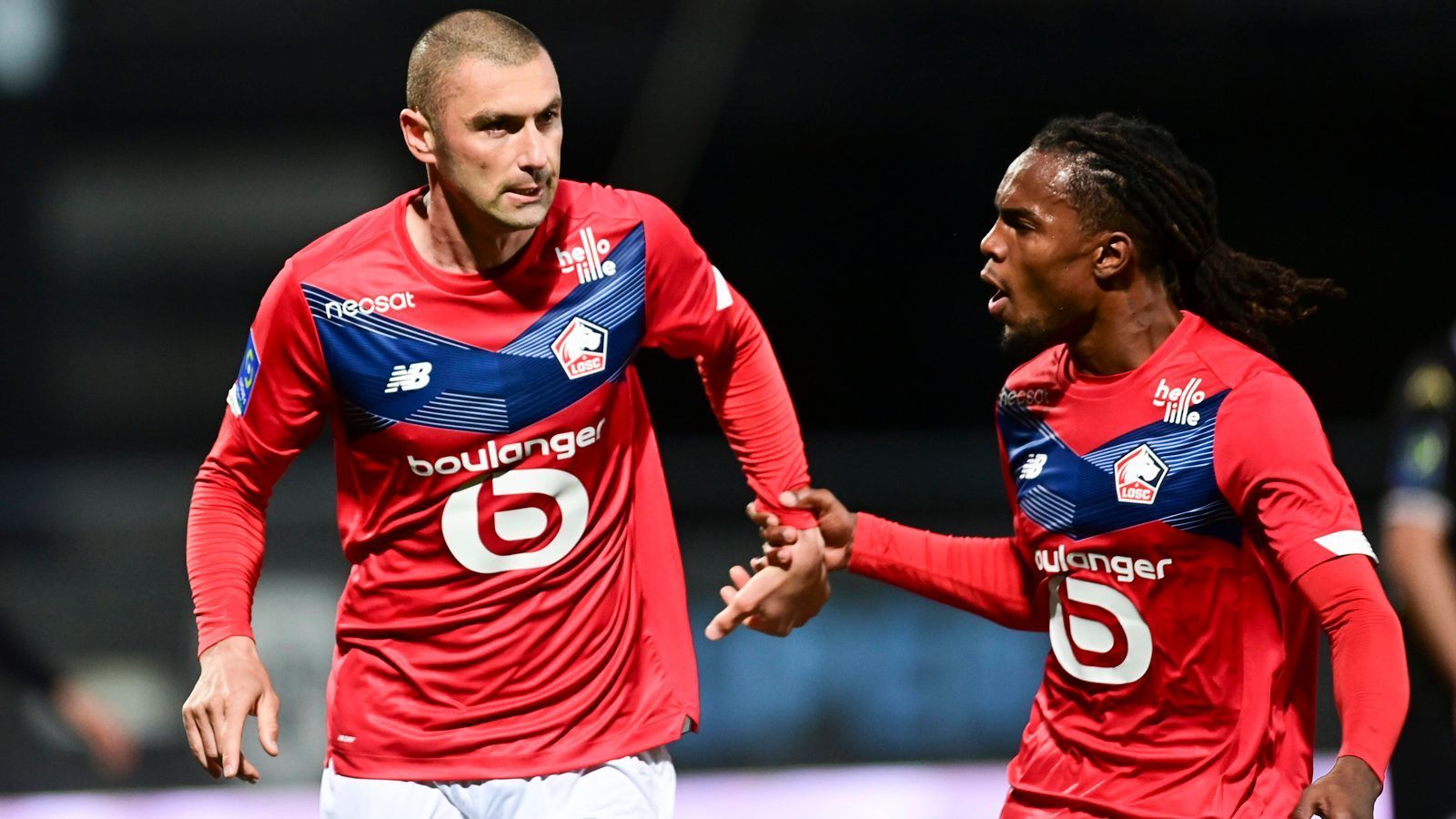 
                <strong>OSC Lille</strong><br>
                Die französische Ligue 1 hat 2021 einen etwas überraschenden Meister mit OSC Lille hervorgebracht. Die Mannschaft um den früheren Bayern-Star Renato Sanches (re.) und Torjäger Burak Yilmaz (li.) setzte sich im engen Meister-Rennen mit 83 Punkten einen Zähler vor Paris St. Germain durch. Am abschließenden Spieltag fuhr Lille einen 2:1-Sieg bei Angers ein, was letztlich den Titelgewinn bedeutete. Für Lille ist es der fünfte Meistertitel der Vereinsgeschichte und der erste seit 2011. 
              