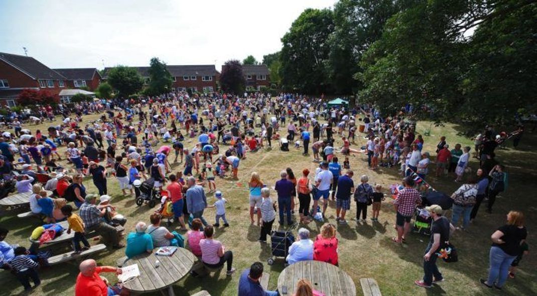 Sieht aus wie beim Festival, wenn die Menschen in England sich zur Weltmeisterschaft im Wurmlocken treffen.