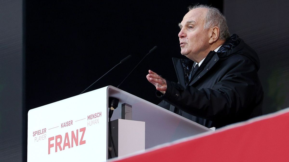 Uli Hoeneß, Ehrenpräsident des FC Bayern München, hält während der Trauerfeier für den verstorbenen Fußballstar eine Rede.