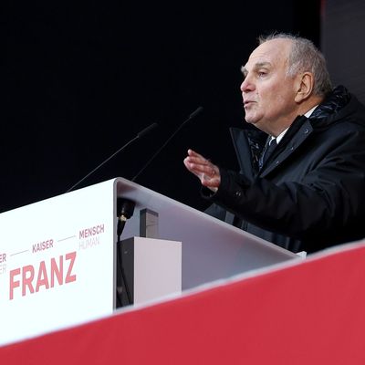 Uli Hoeneß, Ehrenpräsident des FC Bayern München, hält während der Trauerfeier für den verstorbenen Fußballstar eine Rede.