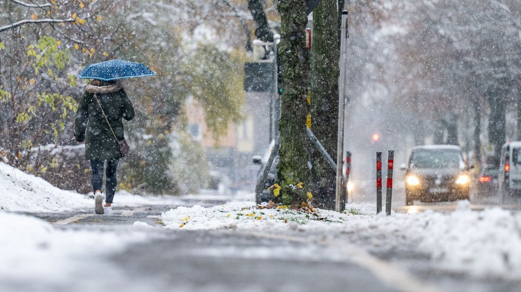 Schneeschauer und Glatteisgefahr: Das Kältetief hat Deutschland weiterhin im Griff.