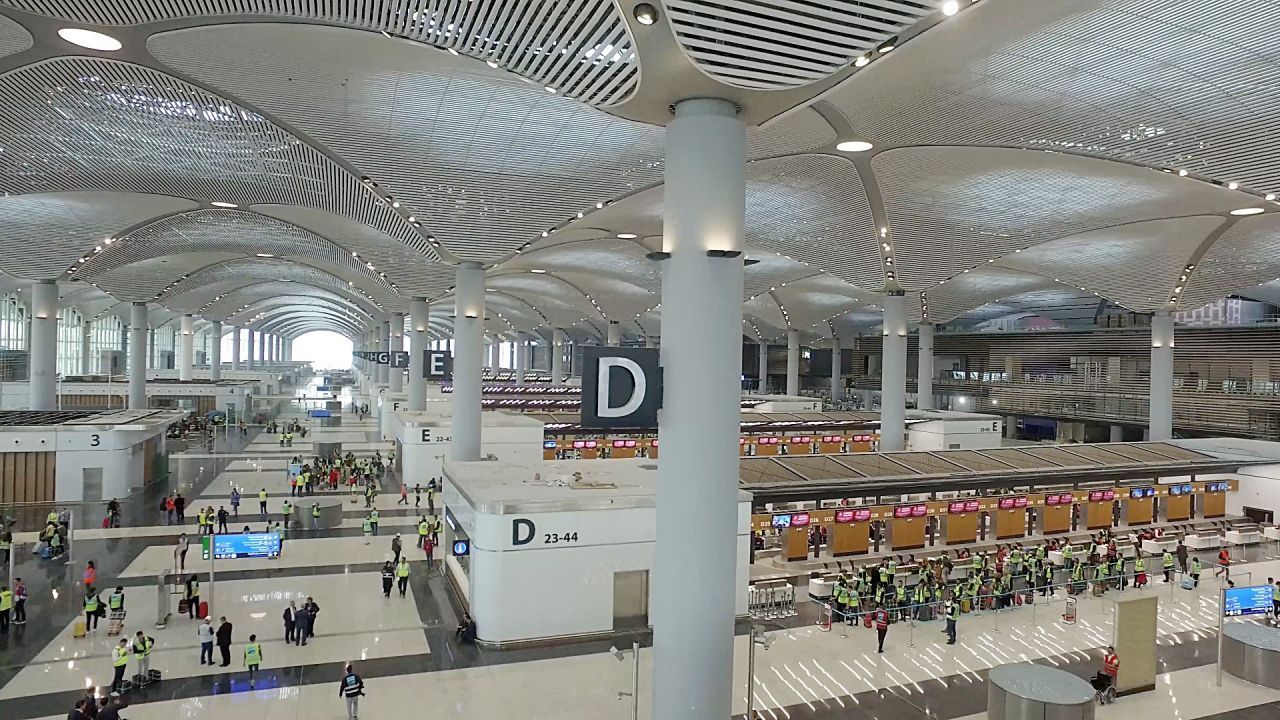Durchgangsverkehr: In den sieben neuen Terminals von Istanbul sollen 2029 circa 200 Millionen Reisende jährlich abgefertigt werden können. Es gibt 228 Passkontrollschalter. 