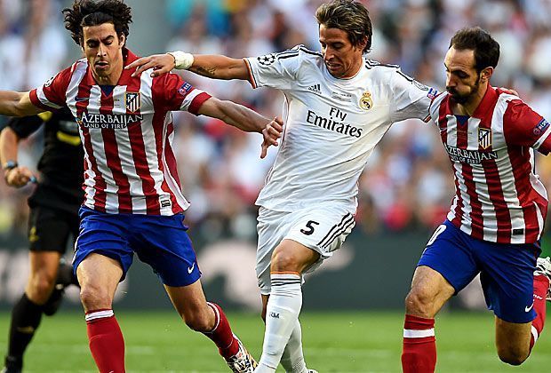 
                <strong>Champions-League-Finale: Real Madrid vs. Atletico Madrid</strong><br>
                In die Zange genommen: Fabio Coentrao wird gleich von zwei Atleti-Akteuren attackiert.
              