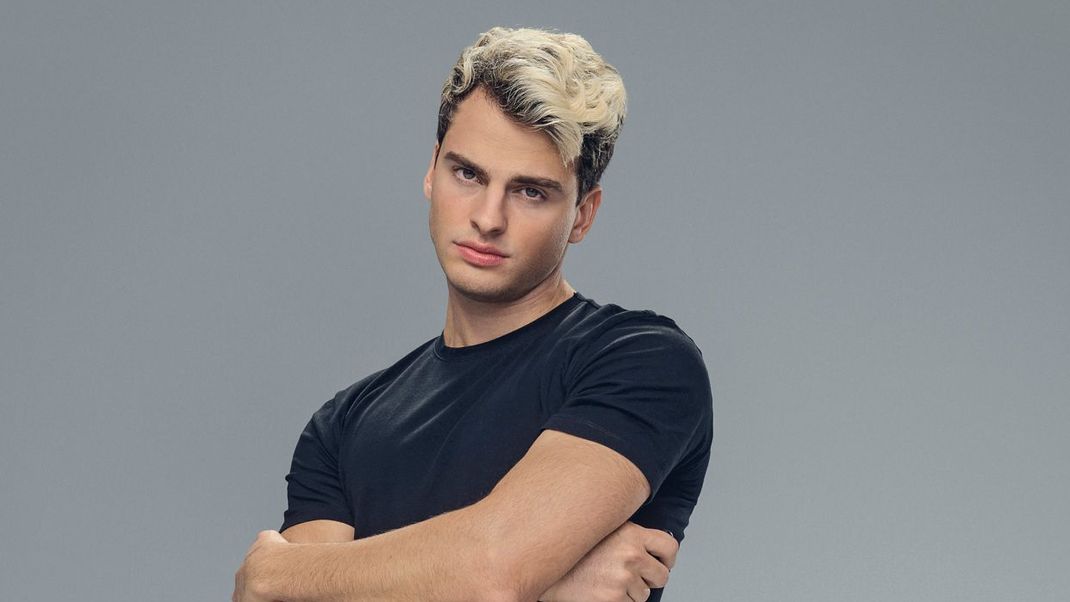 Julian kommt nicht allein zu "Germany's Next Topmodel" 2024. Mit im Gepäck hat er seinen Zwillingsbruder Luka. 