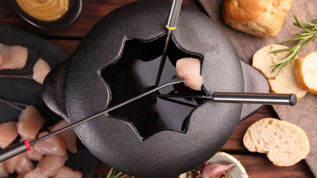 Im Fondue mit Suppe werden die Stückchen sanfter gegart. Diese Variante ist wesentlich kalorienärmer und bekömmlicher.&nbsp;