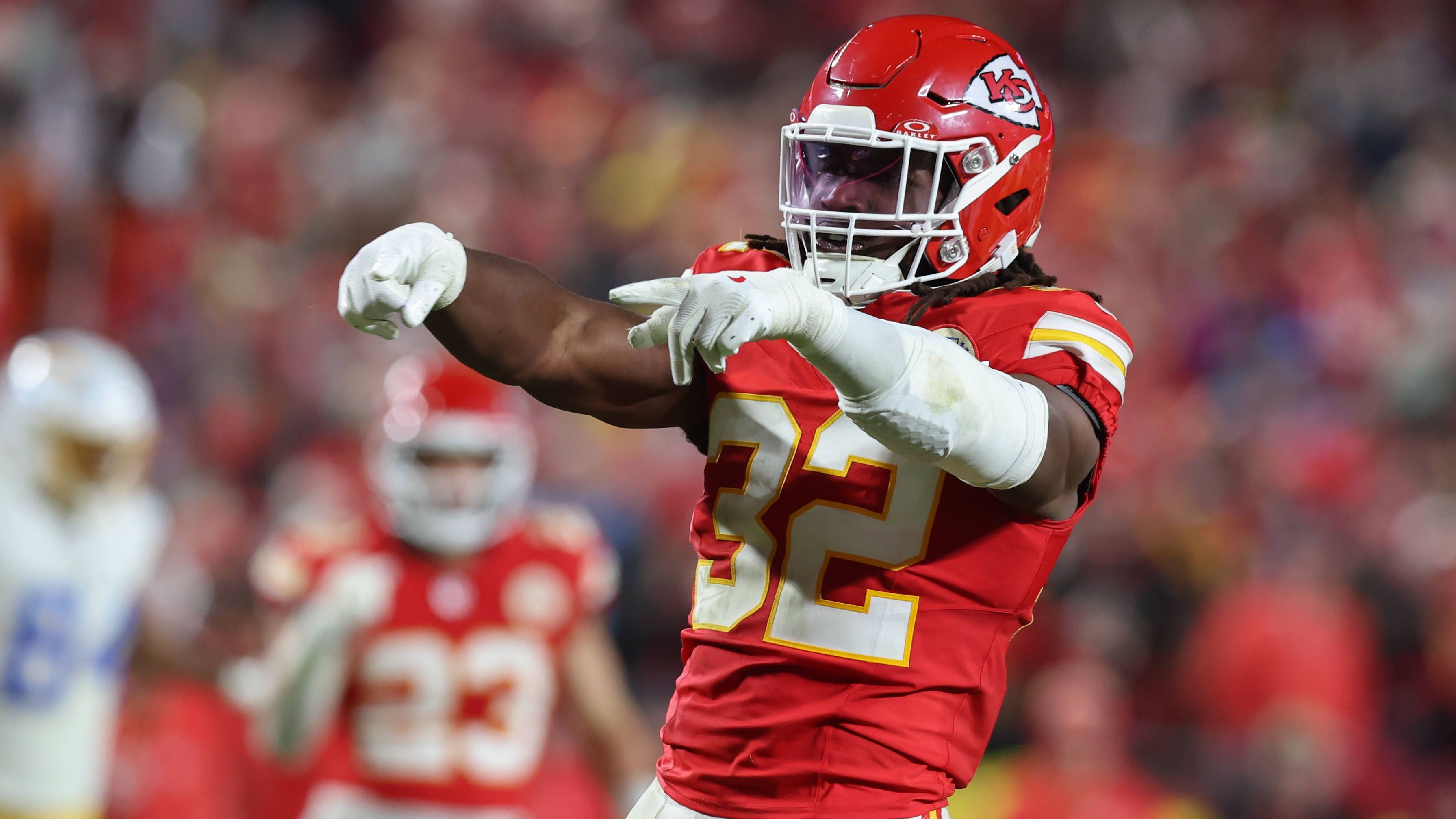 <strong>NFL: Die meisten Division-Titel in Folge - Chiefs jagen Spitze</strong><br>Die Chiefs-Dominanz in der AFC West geht weiter. Nach dem 19:17-Erfolg gegen die Los Angeles Chargers ist dem Team um Patrick Mahomes der neunte Division-Triumph in Folge nicht mehr zu nehmen. Die längste Serie der NFL-Geschichte ist langsam in Reichweite. Die Bills stellen mit Titel Nummer fünf immerhin einen Franchise-Rekord auf. <em><strong>ran</strong></em> stellt die 15 Teams vor, die am längsten an der Spitze geblieben sind. Zwei Teams sind sogar mehr als einmal vertreten.