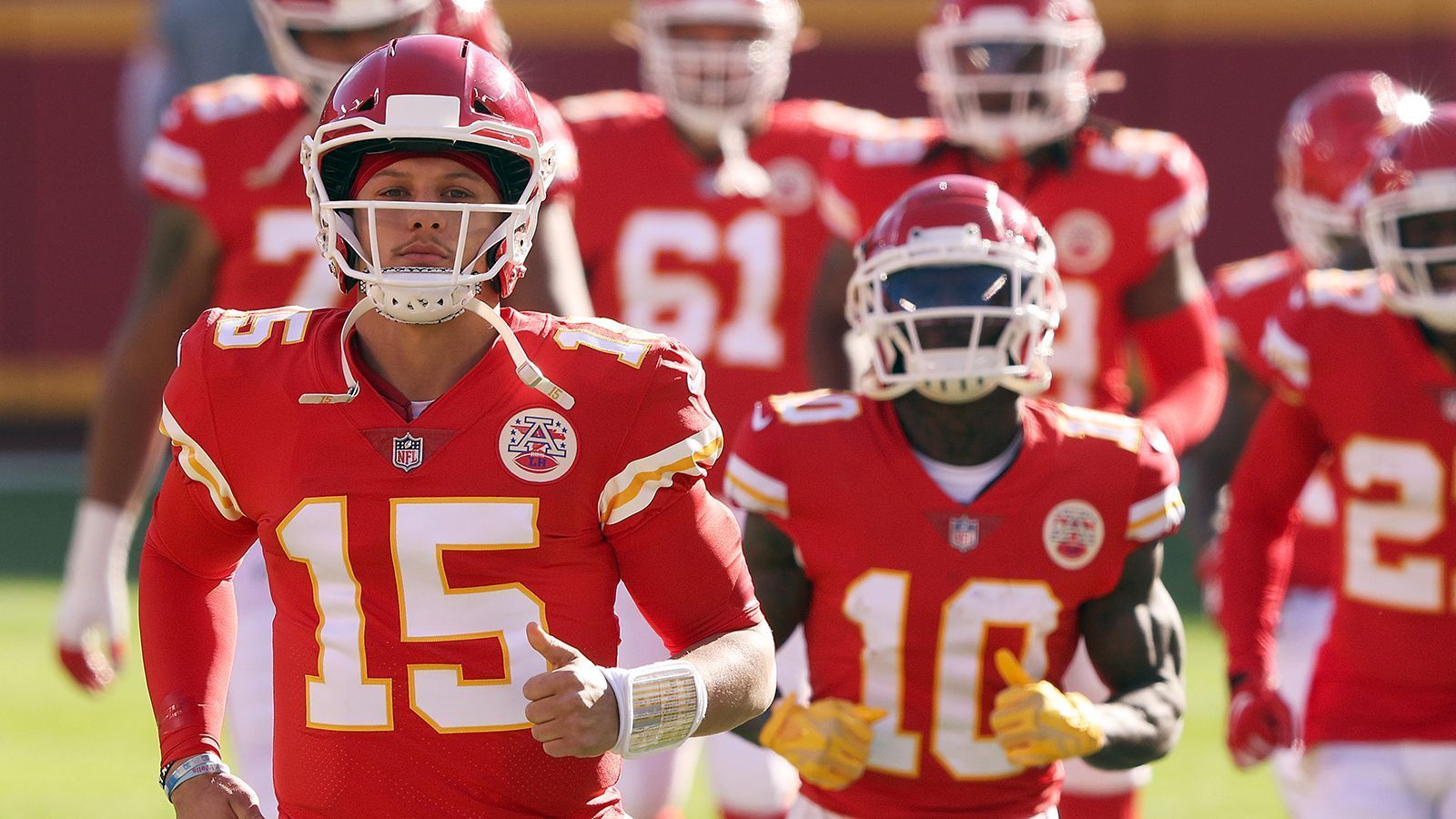 
                <strong>Kansas City Chiefs</strong><br>
                Die Chiefs haben nach dem Super-Bowl-Desaster ihre größte Baustelle bekämpft und eine Schutzmauer für Quarterback Pat Mahomes errichtet. Mit Joe Thuney (LG) und Orlando Brown (LT) übernehmen zwei junge und hochtalentierte Bodyguards die linke Seite. Auf den anderen drei Positionen an der O-Line (RT, RG, C) herrscht aber weiterhin ein enges Rennen um die Starting Lineup. Im Draft haben sich die Chiefs in der zweiten und dritten Reihe verstärkt. Linebacker Nick Bolton könnte genauso wie Wide Receiver Cornell Powell und Center Creed Humphrey eine gute und wichtige Rolle spielen. Viel zu tun gibt es im Kader nach aktuellem Stand nicht.
              