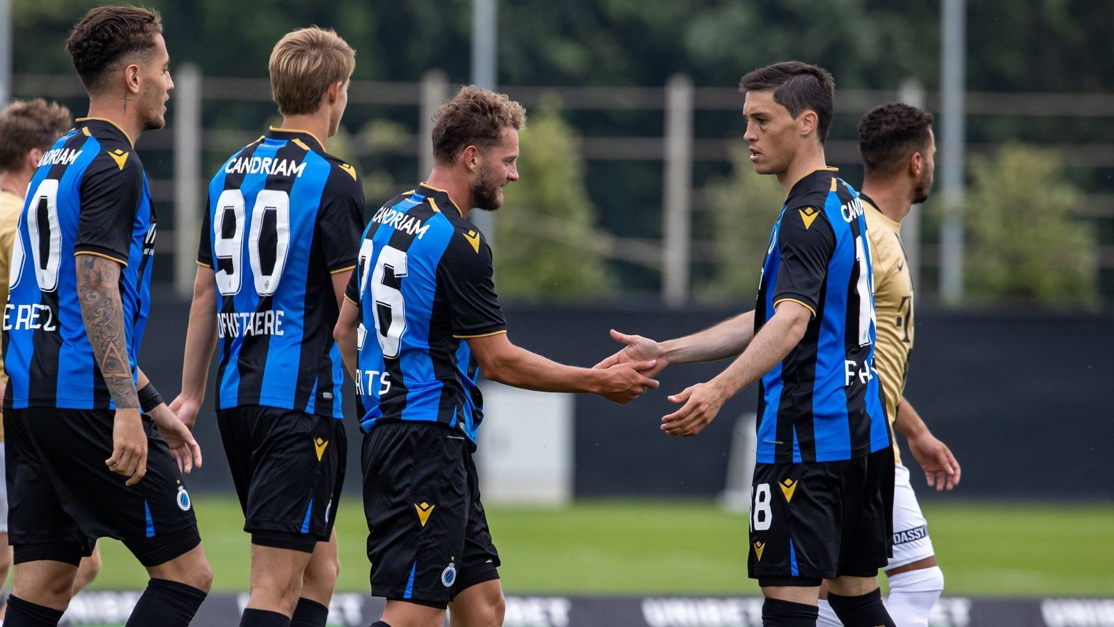 
                <strong>FC Brügge (Belgien)</strong><br>
                Mit dem zweiten Meistertitel in Folge in Belgien geht es für den FC Brügge direkt in die Königsklasse. In der Vorsaison waren die Belgier unter anderem mit Borussia Dortmund in einer Gruppe und konnten sich am Ende Platz 3 sichern.
              