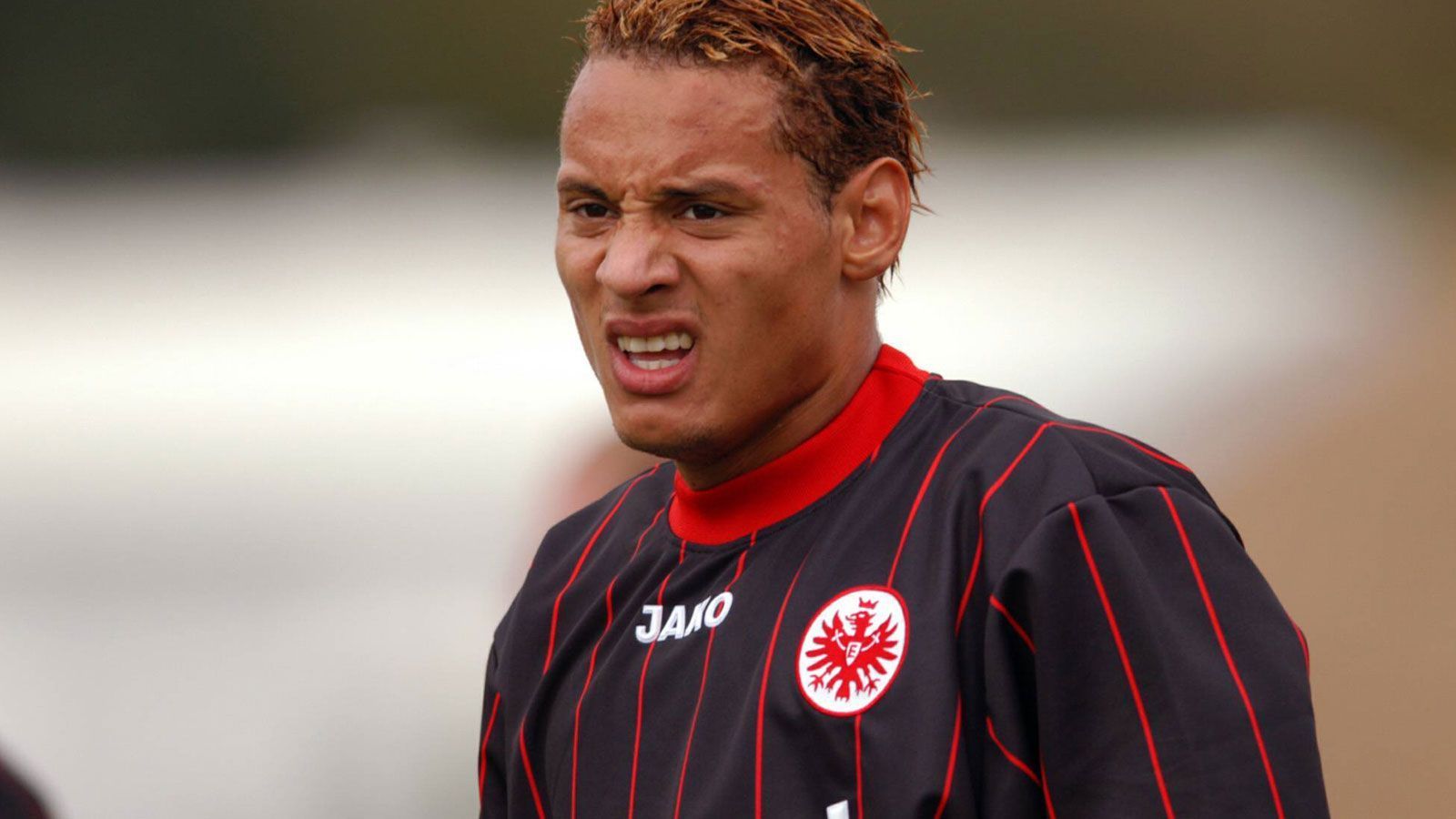 
                <strong>Ersatzbank: Jermaine Jones</strong><br>
                Noch so ein Bad Boy. Als Stürmer begann Jermaine Jones bei der Eintracht seine Profikarriere, im defensiven Mittelfeld wurde er zum Anführer und Leistungsträger. In Frankfurt-Bonames groß geworden, brachte Jones eigentlich alles mit, um zu einer Eintracht-Legende zu werden. Doch immer wieder zog es ihn aus seiner Heimatstadt weg, und so ist er letztlich vor allem als Wandervogel in Erinnerung geblieben.
              