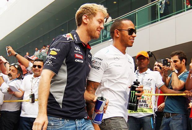 
                <strong>Vettel und Hamilton im Plausch</strong><br>
                ...und auch Sebastian Vettel (l.) und Lewis Hamilton (r.) wirken vor dem Rennen alles andere als angespannt - von Platz eins respektive drei gehen die beiden Piloten in die 60 Runden
              