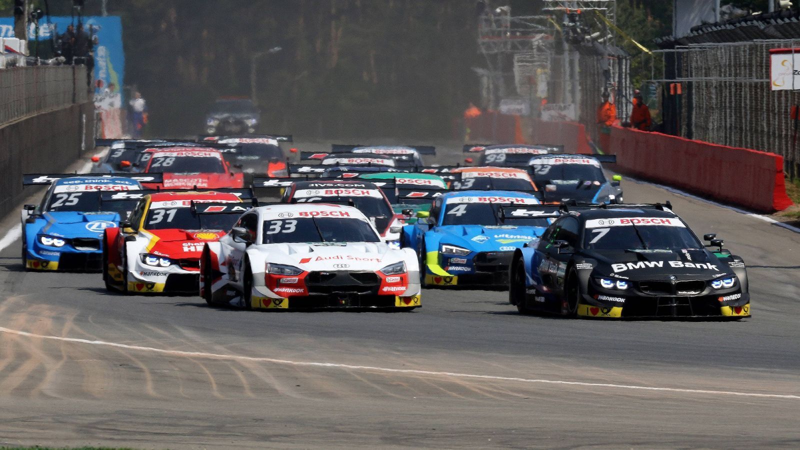 
                <strong>Zolder (06.08. bis 08.08.) - "Home of DTM"</strong><br>
                Wenn der Lausitzring das Wohnzimmer der DTM ist, dann darf sich die Rennstrecke (4,262 km) im belgischen Zolder auch als "Home of DTM" bezeichnen: Hier fand 1984 das erste DTM-Rennen statt. Seitdem hat sich – im besten Sinne – an der Streckenführung nicht allzu viel geändert. Der Circuit Zolder gilt nach wie vor als "old school" - und die Piloten lieben diese schnelle, im zweiten Teil wegen einiger enger Kurven auch sehr fordernde Strecke.
              