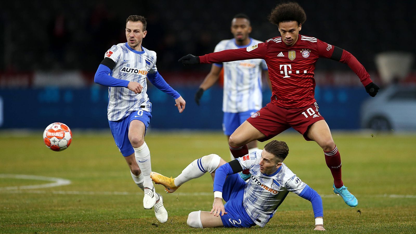 
                <strong>Leroy Sane</strong><br>
                Ist bemüht, findet aber trotz der Münchner Überlegenheit und Dominanz nur sehr schleppend ins Spiel und hat vergleichsweise wenige auffällige Szenen. Zieht dann nach der Pause in seinem persönlichen Spiel das Tempo deutlich an, ist in seinen Aktionen wesentlich gefährlicher. Der Lohn: Nutzt einen zu kurzen Pass von Schwolow, um zum 3:0 einzuschieben. ran-Note: 2
              