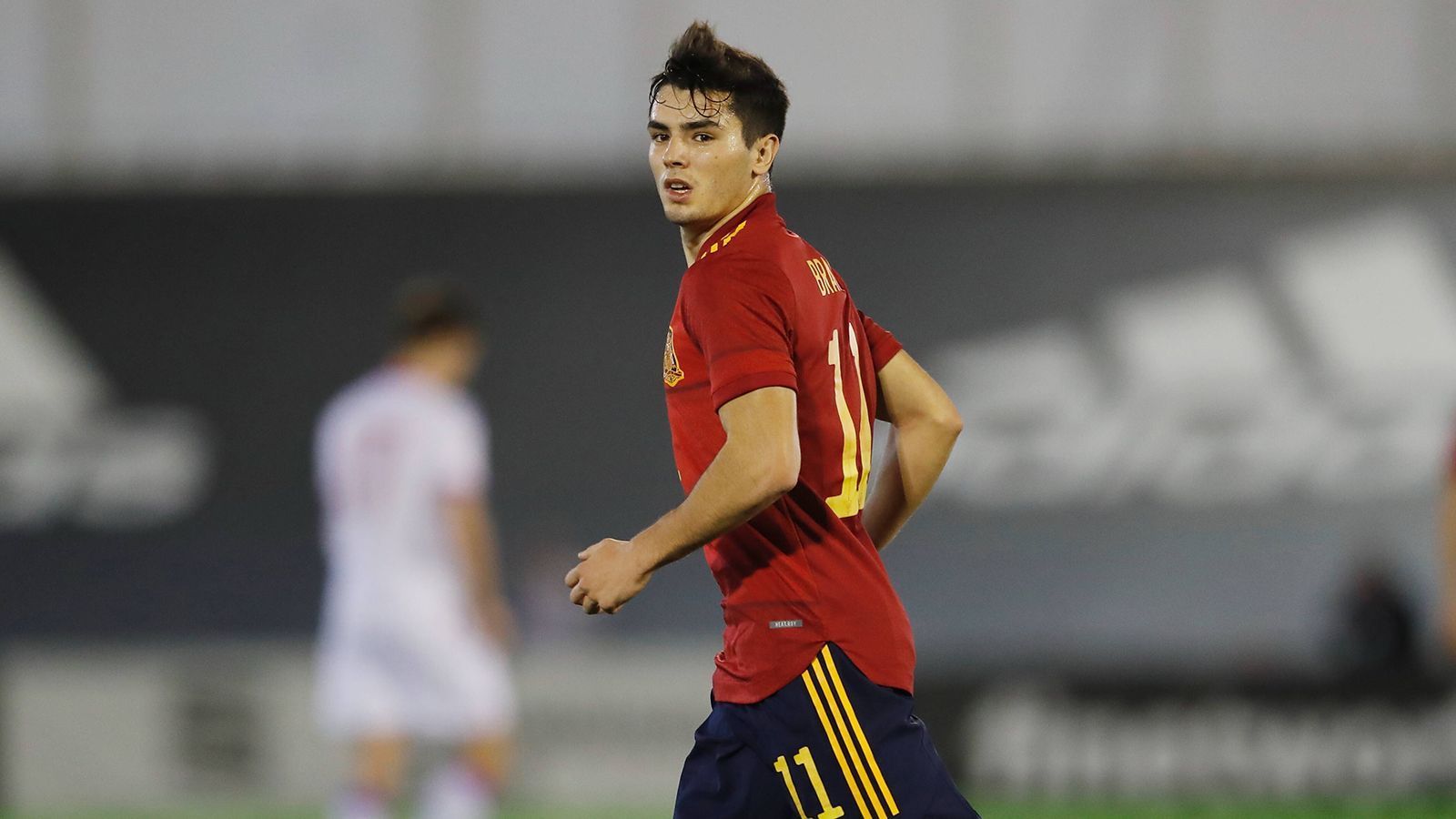 
                <strong>Brahim Diaz (Spanien)</strong><br>
                Der amtierende U21-Europameister geht wieder einmal mit einem großen Offensivtalent ins Turnier. Im jungen Alter von 21 Jahren spielte Diaz bereits für die Profis von Manchester City, Real Madrid und des AC Mailand. In dieser Saison ist er von Real an die Mailänder verliehen und sammelt in der Serie A fleißig Spielpraxis. Auf den endgültigen Durchbruch wartet aber auch er noch, absolut gesetzt ist er bei den "Rossoneri" nicht. Vielleicht empfiehlt er sich mit starken Leistungen bei der U21-EM für noch größere Aufgaben - ähnlich wie der heutige Leipziger Dani Olmo 2019. 
              