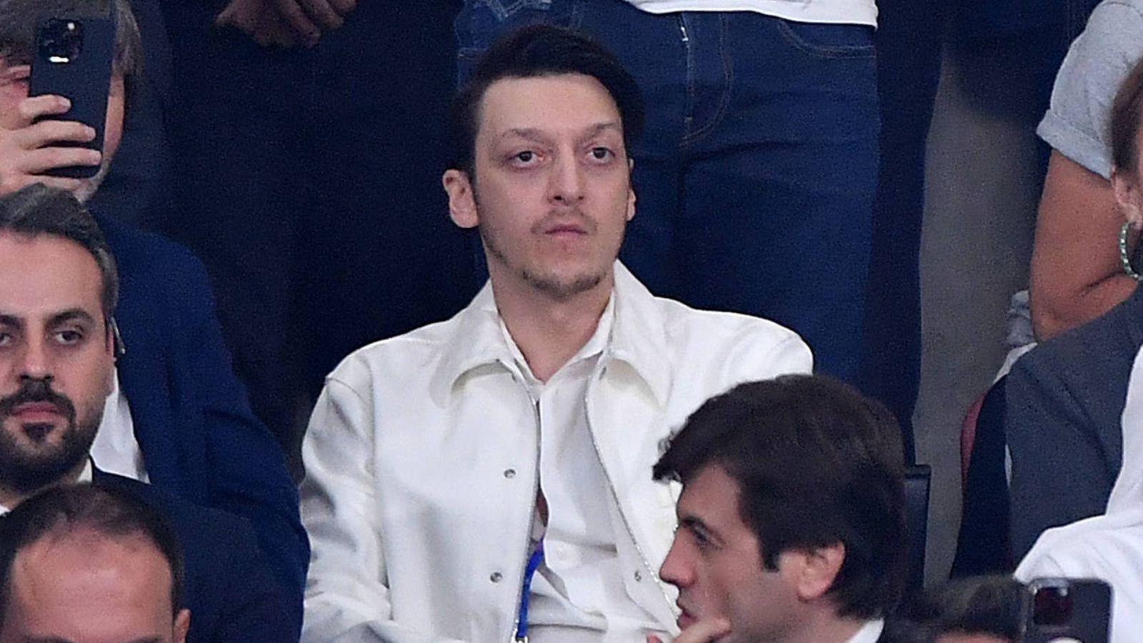 <strong>Mesut Özil</strong><br>
                Kaum ein deutscher Spieler polarisierte in den vergangenen Jahren so wie Mesut Özil. Trotz solider Leistungen war der Spielmacher des FC Arsenal schon 2014 umstritten, vor der WM 2018 in Russland gab es große Aufregung um ein Foto mit dem türkischen Präsidenten Recep Erdogan. Nach dem missratenen Turnier trat er aus dem DFB-Team zurück. Nachdem er bei Arsenal geschasst wurde, suchte er sein Glück bei Fenerbahce und Istanbul Basaksehir. Özil wurde allerdings immer wieder von Verletzungen heimgesucht, 2023 erklärte er seine Karriere für beendet.