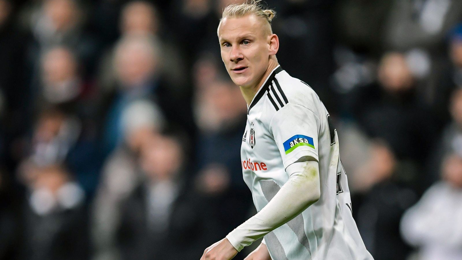 
                <strong>Domagoj Vida (früher Leverkusen, jetzt Besiktas Istanbul)</strong><br>
                Abwehrtalent Domagoj Vida kam im Sommer 2010 als 21-Jähriger von Osijek zu Bayer Leverkusen, doch nach nur neun Einsätzen kehrte Vida ein Jahr später wieder in die Heimat zurück. Bei Dinamo Zagreb entwickelte sich der Innenverteidiger zum Nationalspieler, sodass sich im Januar 2015 Dynamo Kiew den Verteidiger schnappte. Beim ukrainischen Meister war Vida Stammspieler und Leistungsträger, spielte längere Zeit an der Seite des heutigen Bayer-Profis Aleksandar Dragovic. Seit Anfang 2018 steht der kroatische Vize-Weltmeister Vida bei Besiktas Istanbul seinen Mann, der 31-Jährige wartet jedoch noch auf seinen ersten Titel mit dem Traditionsklub vom Bosporus. Der Vertrag von Besiktas-Leistungsträger und - Stammspieler Vida läuft noch bis 2022.
              