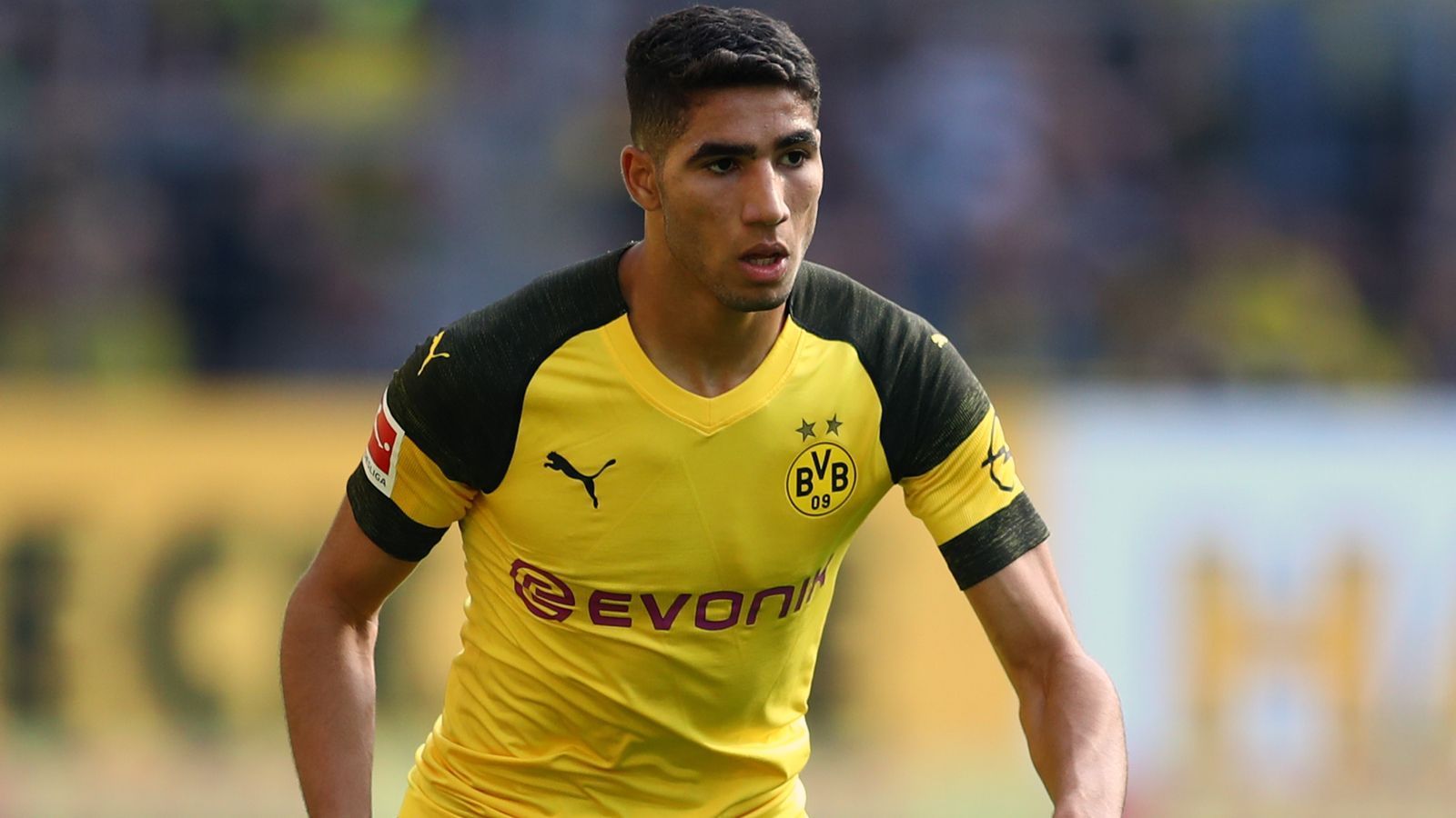 
                <strong>Achraf Hakimi (Borussia Dortmund)</strong><br>
                Bei beiden Gegentoren von Lewandowski sieht er zusammen mit Jacob Bruun Larsen nicht gut aus. Weil die Zuordnung nicht stimmt bekommt Gnabry beim Ersten alle Freiheiten, seine Flanke reinzubringen. Beim Zweiten stimmt wieder die Zuordnung nicht. Nicht das beste Spiel des Außenverteidigers, obwohl er in der Offensive einige gute Aktionen hat. ran-Note: 4
              