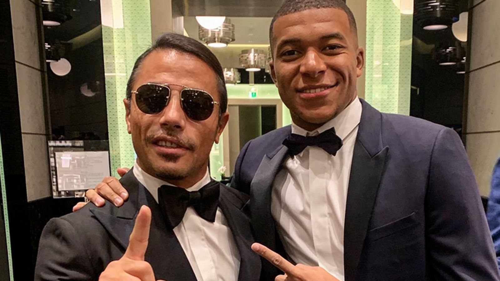 
                <strong>Schon 2019 traf Salt Bae Mbappe</strong><br>
                Schon 2019 posierte Salt Bae mit Mbappe. Nach dem Kuss-Video auf Mykonos sind aber keine weiteren Begegnungen dokumentiert. Auch nicht beim WM-Finale. Vielleicht war dem französischen Superstar die übergriffige Art des Kochs doch zu viel.
              