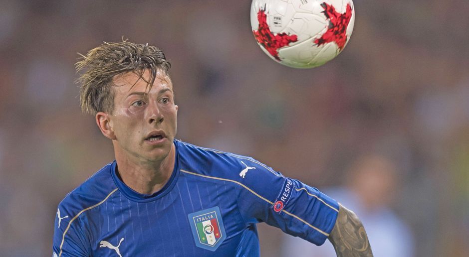 
                <strong>Federico Bernardeschi (AC Florenz -> Juventus Turin)</strong><br>
                Der Wechsel von Federico Bernardeschi zu Juventus Turin ist perfekt. Der 23 Jahre alte Offensivspieler absolvierte erfolgreich den Medizincheck in Turin, wo er von zahlreichen Fans begeistert empfangen wurde. "Schön, dich kennenzulernen", schrieb der Klub von Sami Khedira auf Twitter. Juve überwies 40 Millionen Euro an Bernardeschis bisherigen Club AC Florenz. Durch Bonuszahlungen könnte diese Summe laut "Gazzetta dello Sport" weiter anwachsen. Der italienische Nationalspieler unterschrieb bei der "Alten Dame" einen Fünfjahresvertrag.
              