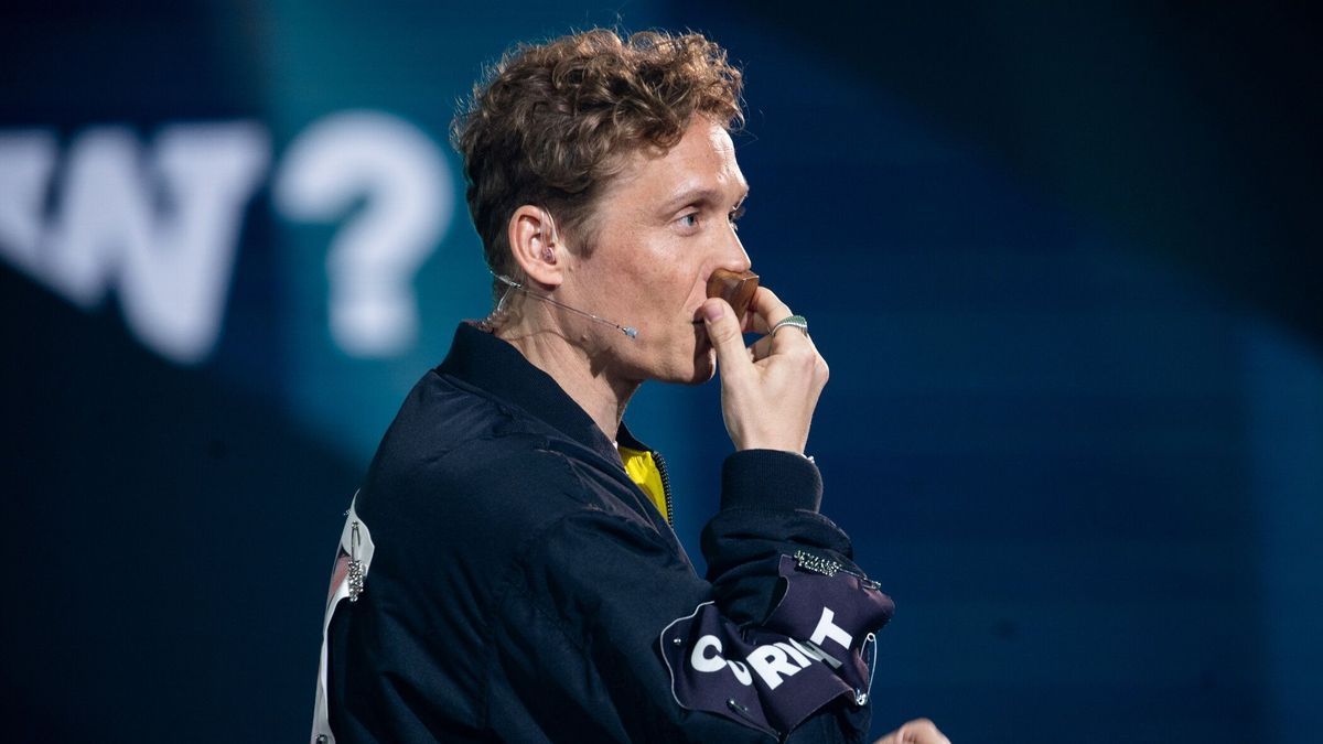 Matthias Schweighöfer in "Wer stiehlt mir die Show?" mit seiner Nasenflöte.