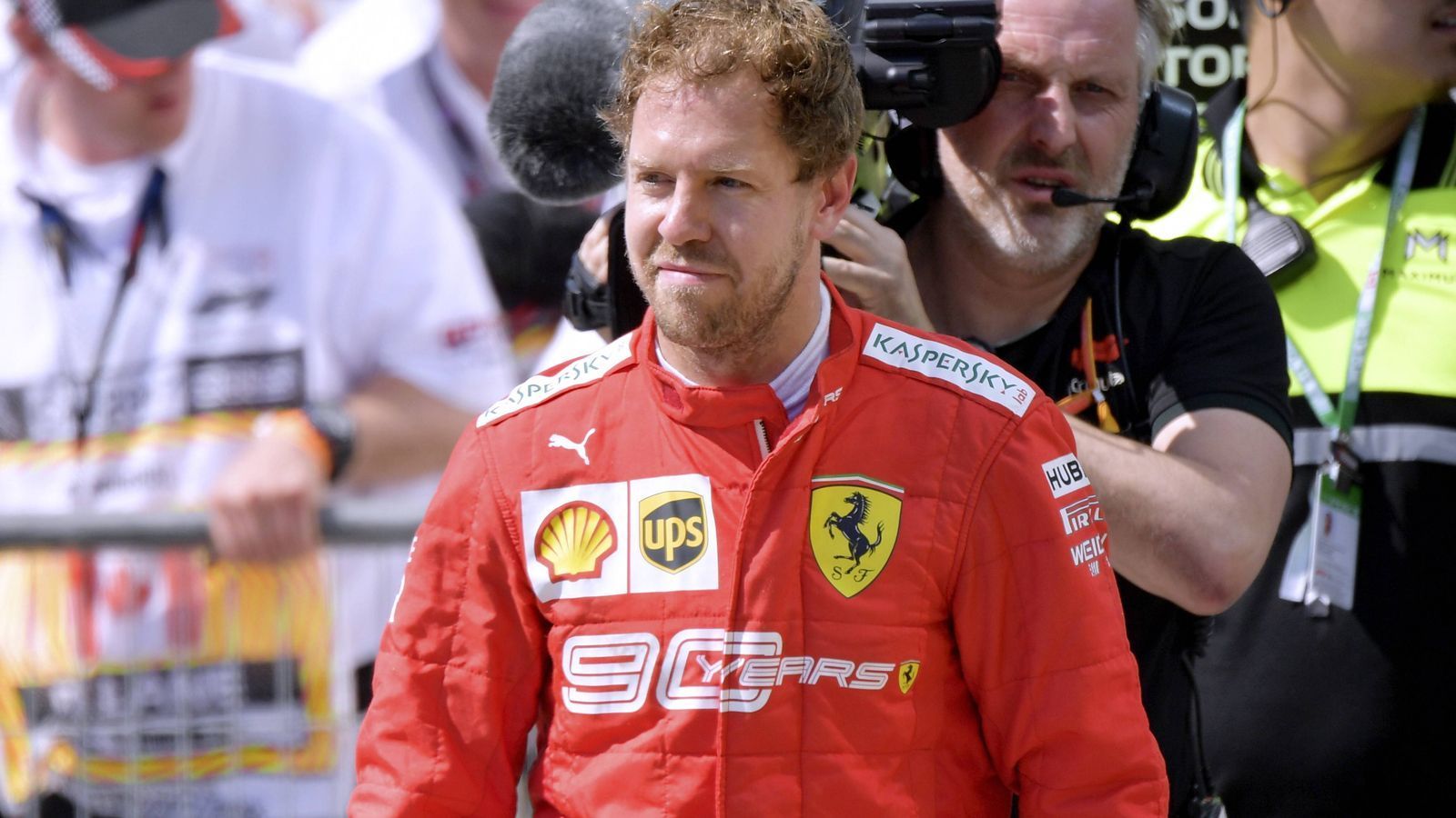 
                <strong>Sebastian Vettel (Ferrari)</strong><br>
                "Wir haben wirklich für alles Regeln. Das ist falsch, das mag ich nicht. Das entspricht nicht dem, was wir im Auto tun. Ich schaue mir gerne die Rennen, Autos und Fahrer von früher an. Ich würde mein Können lieber in diesen Zeiten als heutzutage unter Beweis stellen. Wir klingen alle wie Anwälte und verwenden die offizielle Sprachregelung. Das wird den Menschen und dem Sport nicht gerecht. Unterm Strich ist das nicht der Sport, in den ich mich einst verliebt habe, als ich noch Zuschauer war. Wir schauen auf so viele Dinge, auf die wir in der Vergangenheit nicht geschaut haben, weil einfach niemand einen Aufriss gemacht hat. Aber heute lohnt sich so ein Aufriss, weil es diese Entscheidungen gibt. Wir haben inzwischen eine offizielle Sprache, die falsch ist. Wir sollten sagen dürfen, was wir denken. Das ist aber nicht der Fall. Ich finde daher nicht gut, wo der Sport heute steht. Ein Sieg hin oder her ändert nicht alles. Ich kann mit all dem Beschweren und dergleichen aber nicht zufrieden sein. Und das sehen wir leider sehr oft."
              