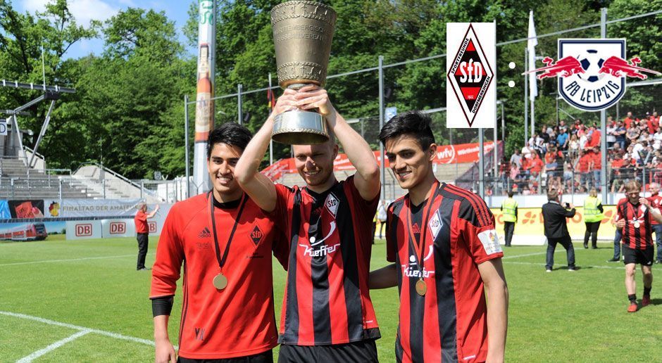 
                <strong>Sportfreunde Dorfmerkingen (Verbandsliga Württemberg)</strong><br>
                Die heimische Sportanlage Felsenstraße fasst lediglich 5000 Zuschauer. Deshalb zieht der Sechstligist aus dem 1000-Einwohner-Teilort des württembergischen Neresheim um - ins Stadion des ehemaligen Zweitligisten VfR Aalen (14.500 Plätze). Die Sportfreunde sorgten im Sommer für Schlagzeilen, weil sie während der Saison-Abschlussfahrt auf Mallorca um ihren WFV-Pokal erleichtert wurden: Im berüchtigten "Bierkönig" verschwand das gute Stück, tauchte zum Glück aber schnell wieder auf. Das DFB-Pokal-Spiel gegen RB Leipzig kann also kommen.
              