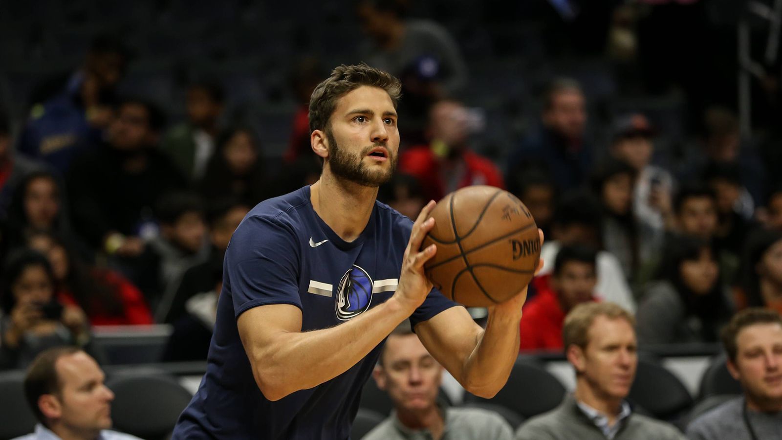 
                <strong>Maxi Kleber (Dallas Mavericks)</strong><br>
                Der bodenständige Big Man kommt wie auch in der Regular Season von der Bank und ist von dort vor allem für die Defensive verantwortlich. Gegen die Houston Rockets und Phoenix Suns lief noch nicht alles rund, es hagelte zwei knappe Niederlagen. Trotzdem: Kleber gehört mittlerweile zu den Konstanten in Dallas.
              