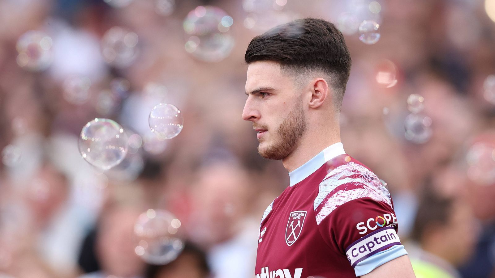 
                <strong>Declan Rice (West Ham United)</strong><br>
                Vielleicht würde Arsenal Xhaka auch gehen lassen, weil mit Declan Rice bereits ein Nachfolger auf dem Weg nach London ist? Der Nationalspieler der Three Lions wird in England ziemlich sicher für einen Blockbuster-Transfer sorgen. Der Mittelfeldspieler will den nächsten Schritt in seiner Karriere bei einem Top-Klub gehen, neben den Gunners sollen Liverpool, Manchester City und Chelsea Interesse haben. Die Hammers wollen rund 135 Millionen Euro für den 24-Jährigen haben, was die finanzkräftigen Interessenten aber nicht wirklich abschrecken dürfte. Wechselwahrscheinlichkeit: sehr hoch
              