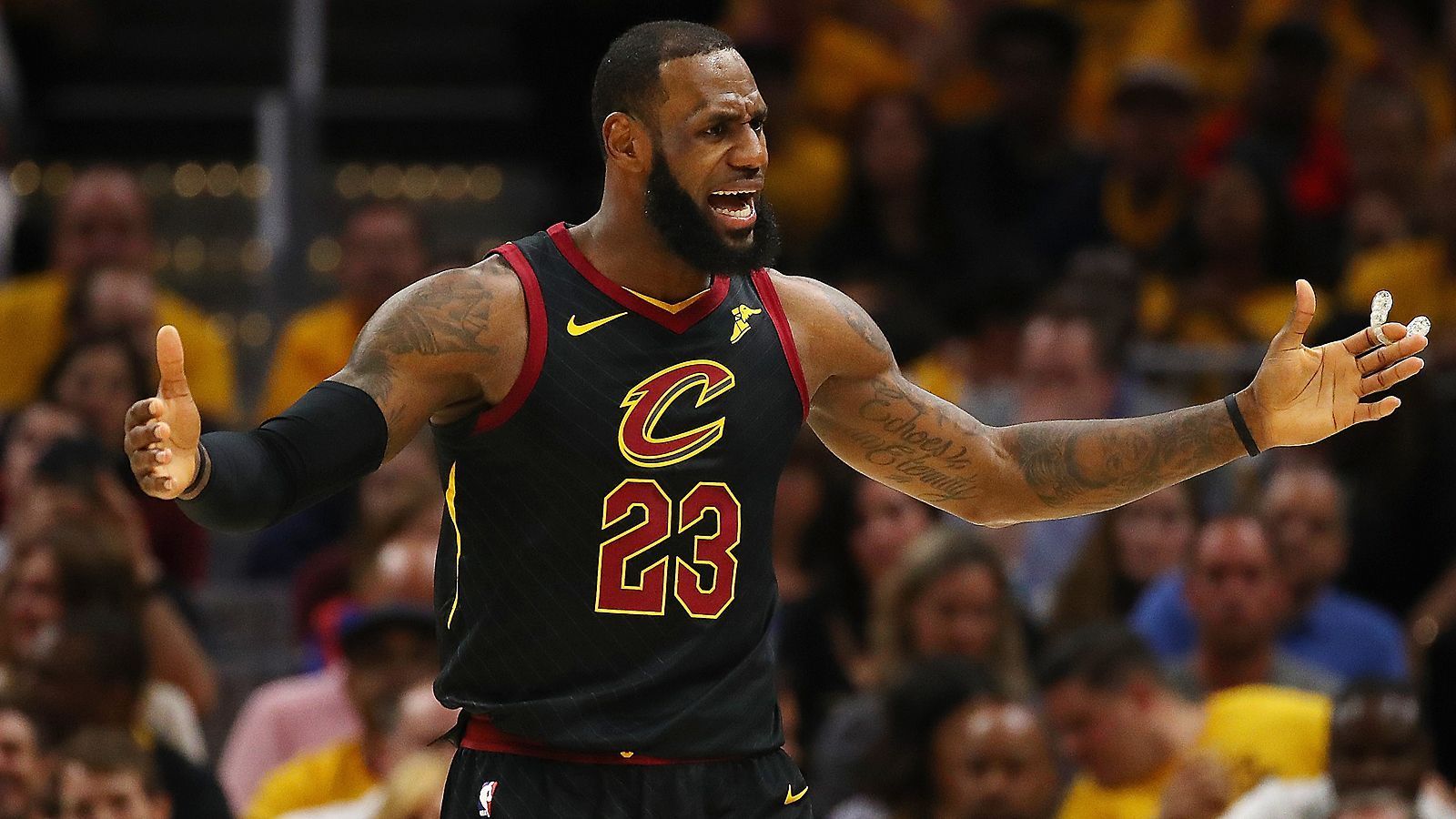 
                <strong>"Unschlagbar" besiegen?</strong><br>
                Hinzu kommt das Totschlag-Argument aller Michael-Jordan-Fans: Die Nummer 23 der Bulls hat bei seinen sechs Finalteilnahmen nie verloren! LeBron James stand zwar dreimal öfter in den Finals, verlor aber eben auch ganze sechs Mal.
              