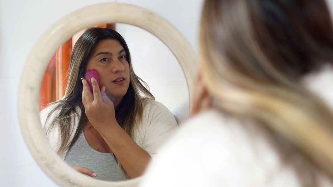 Mitesser und Pickelchen mit einem Porenreiniger entfernen – wir haben die Fakten, die ihr über das Beauty-Tool wissen solltet.
