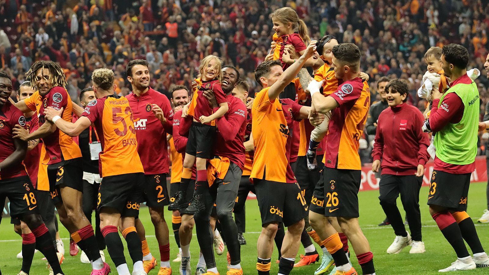 
                <strong>Galatasaray Istanbul (Türkei)</strong><br>
                Nun gibt es auch in der Türkei einen Meister: Am vorletzten Spieltag sicherte sich Galatasaray Istanbul mit einem 4:1-Sieg gegen MKE Ankaragücü die Meisterschaft. Damit entthronte man Trabzonspor und setzte sich gegen die Konkurrenz von Fenerbahce und Besiktas Istanbul durch. 2019 hatte Galatasaray den letzten Meistertitel gefeiert. Für den Rekordmeister ist es die 23. Meisterschaft. Zum Erfolg gegen Ankaragücü steuerte Mauro Icardi einen Doppelpack bei. Auch Dries Mertens oder der Ex-Bremer Milot Rashica spielen in der Mannschaft. 
              