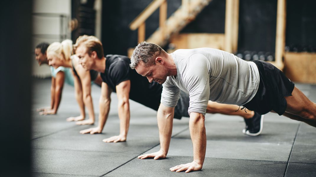 Beim Muskelaufbau solltest du darauf achten alle Muskelgruppen zu trainieren. Wir zeigen dir einen Anfänger-freundlichen Trainingsplan für ein Ganzkörper-Workout.