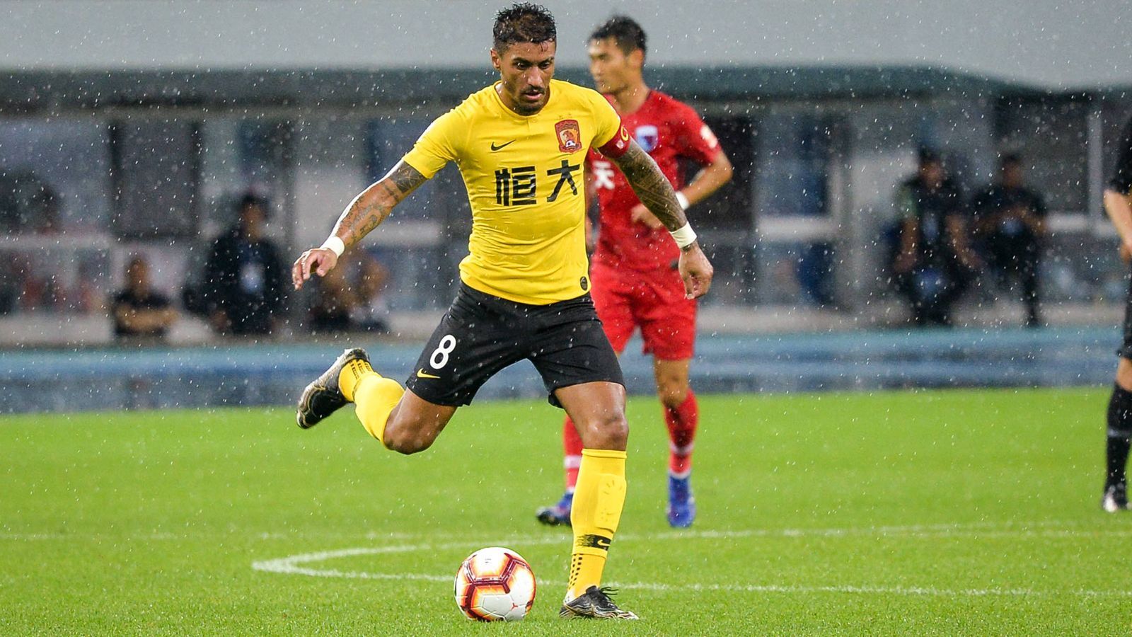 
                <strong>Paulinho (Guangzhou Evergrande)</strong><br>
                Zwischen 2011 und 2017 hieß der Meister in China stets Guangzhou Evergrande, ehe Shanghai SIPG zuletzt die Erfolgsserie beendete. Nun liegt es an Trainer Fabio Cannavaro, den Titel wieder zurückzuerobern. Dafür stehen dem italienischen Weltmeister von 2006 große Namen zur Verfügung, etwa der frühere Barca-Profi Paulinho. Der 30-jährige Brasilianer erlebt bereits seine zweite Ära bei Evergrande, war zwischenzeitlich mal ein Jahr beim FC Barcelona, ehe es den Mittelfeldstrategen zurück nach Fernost zog. Angesichts eines Vertrages bis Ende 2023 kann man wohl davon ausgehen, dass Paulinho möglicherweise sogar seine Laufbahn in China beenden könnte.
              