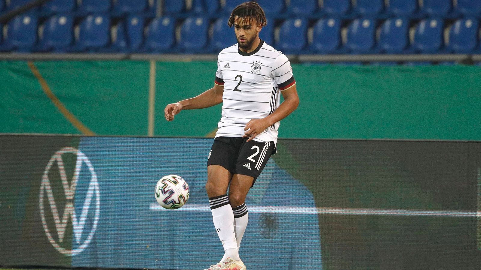 
                <strong>Josha Vagnoman (Verteidigung/Hamburger SV)</strong><br>
                Josha Vagnoman kommt auf gerade einmal vier Einsätze in der deutschen U21-Nationalmannschaft. Beim letzten Quali-Spiel gegen Wales war er nicht einmal im Kader und doch setzt Bundestrainer Stefan Kuntz auf den 20-jährigen Hamburger. In der 2. Liga befindet er sich mit seinem Heimatverein mitten im Aufstiegsrennen und machte dort mit guten Leistungen zuletzt mehr und mehr auf sich aufmerksam. Die Belohnung: Eine Teilnahme bei der U21-EM. 
              